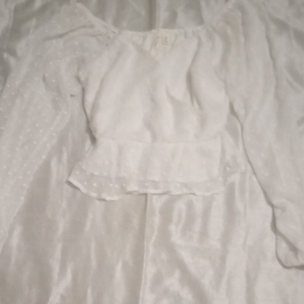 mi a mi women's blouse sizeXS whte longsleeves dotted embriodery cottage babydol